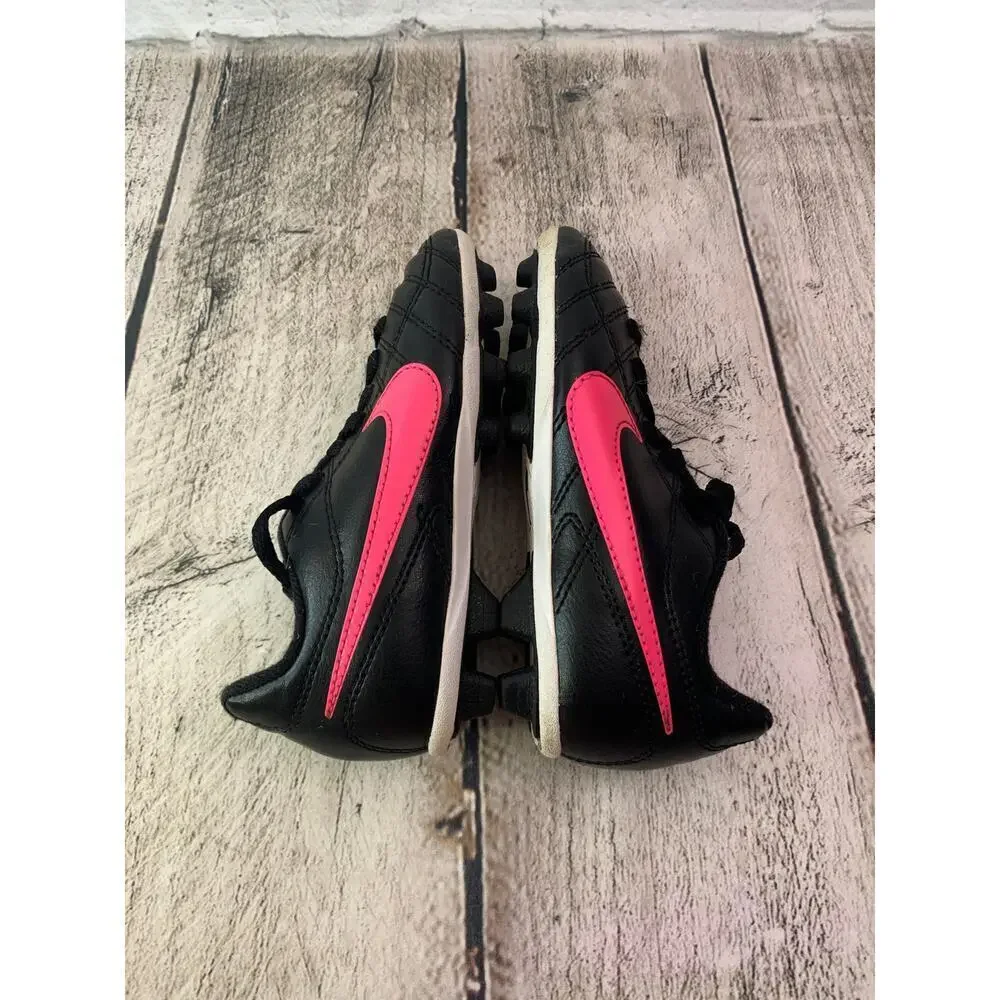 NIKE Girl's Black/Pink Soccer Cleats / Size: 10C